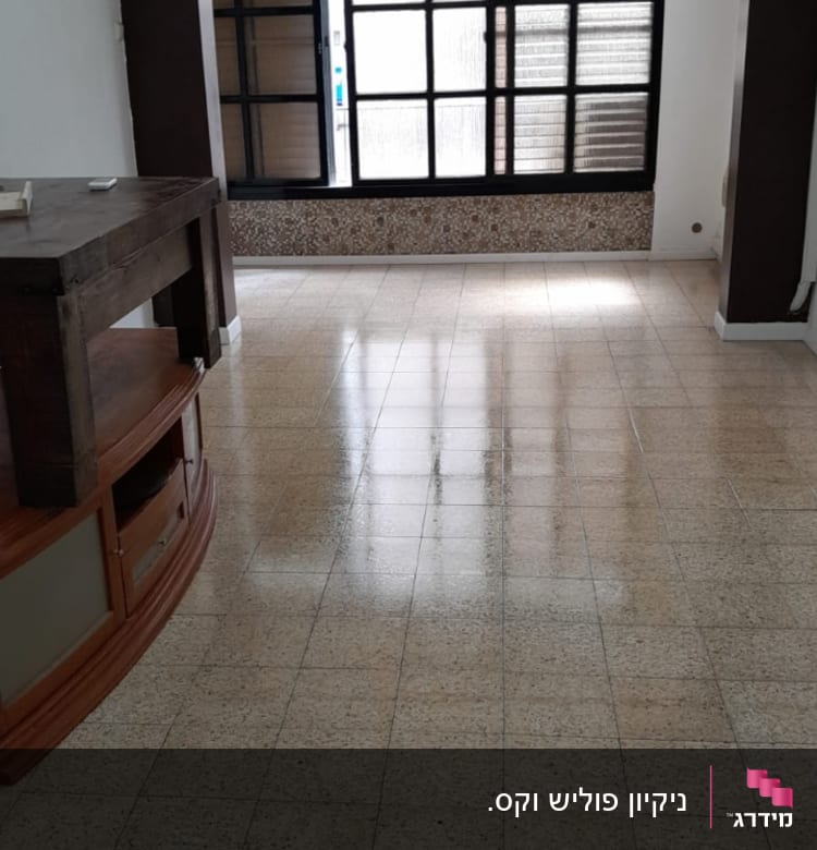 רצפה נקייה ומבריקה בחדר עם חלון גדול